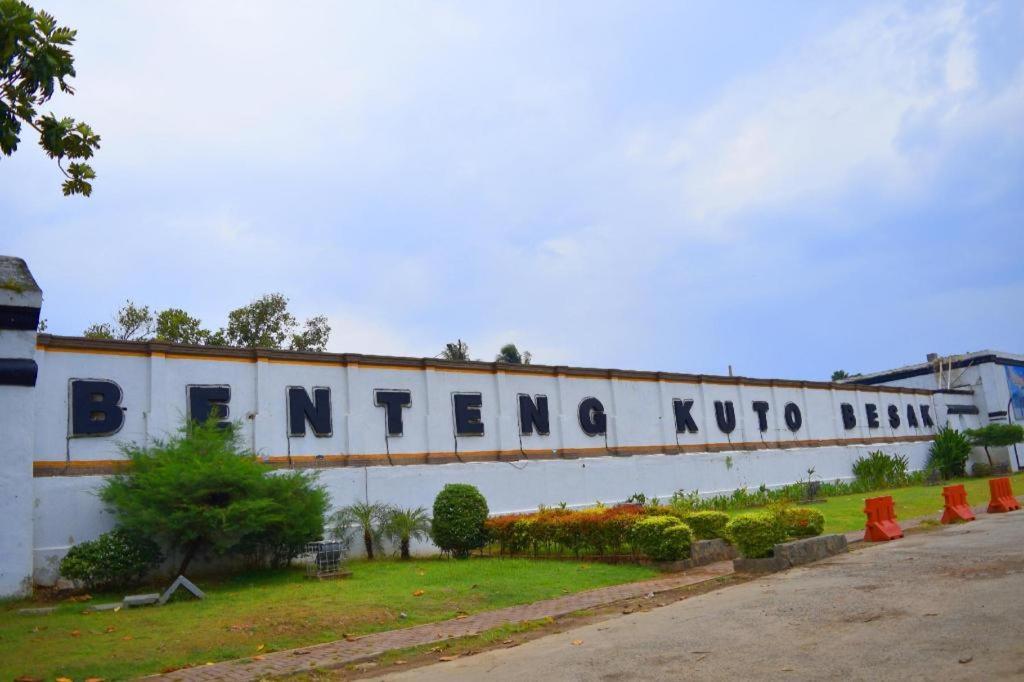 Oyo 90161 Hotel Lendosis Pipa Reja Angkatan 66 Palembang Buitenkant foto